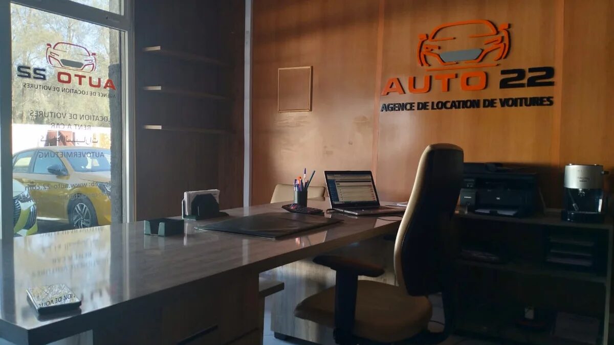 Comptoir d'une agence de location de voitures à Agadir